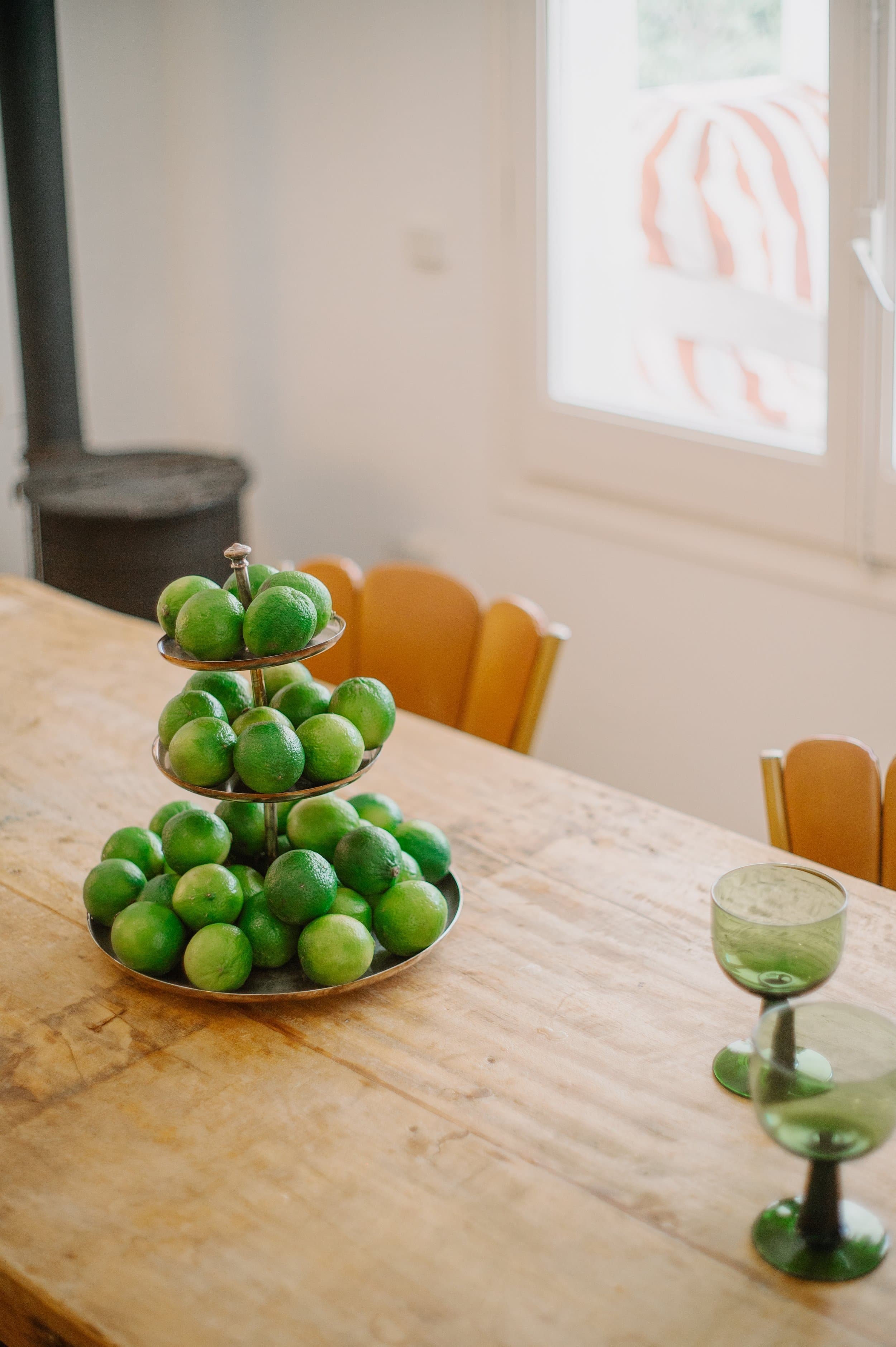 Petit-déjeuner sain sur une table en bois