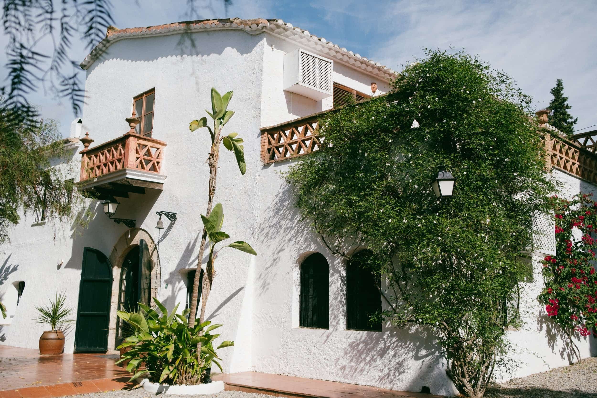 Masia Can Pares como localización de rodaje, fachada mediterránea blanca y terraza