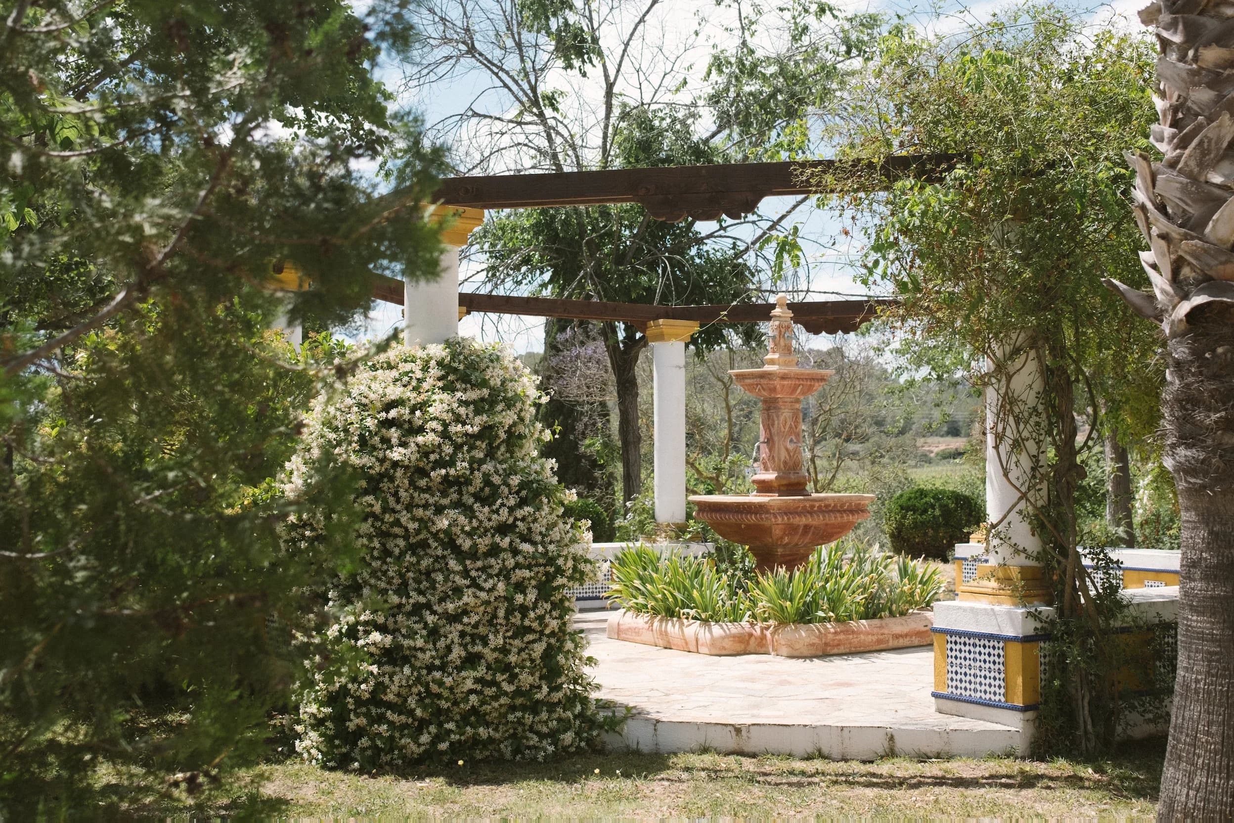 Pergola de la fontaine du jardin, retraite d'entreprise Can Pares