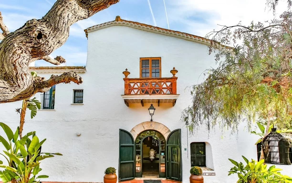 Entrée historique de la masia du XVIe siècle, lieu de tournage