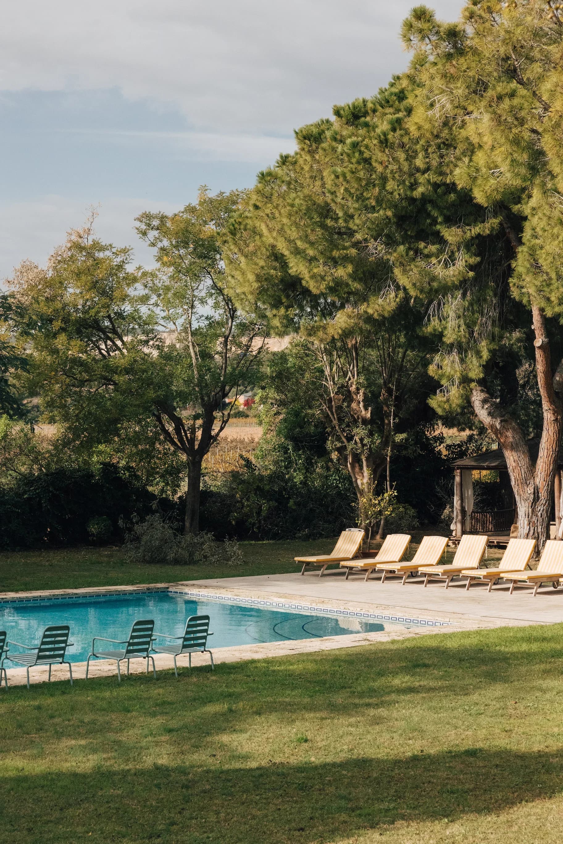 Transats dans le jardin botanique de Masia Can Pares