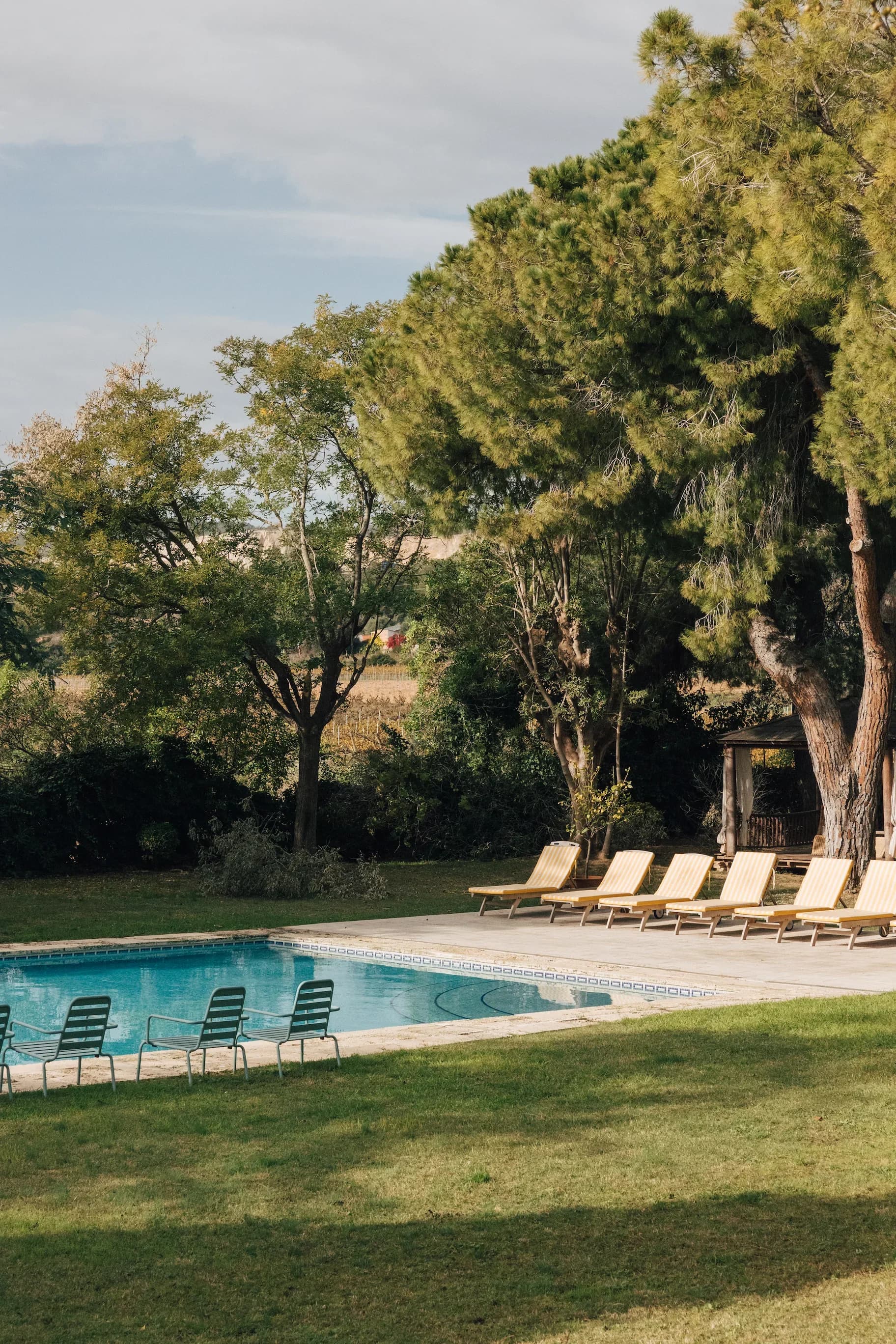 Transats dans le jardin botanique de Masia Can Pares